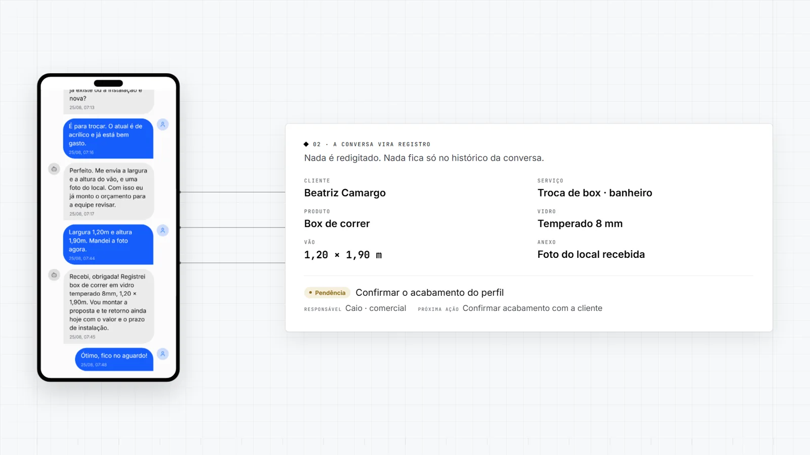 Filme de 25 segundos: a cliente pede a troca do box pelo WhatsApp, a Bia coleta medidas e foto, a conversa vira um registro com cliente, produto, vidro, vão e pendência, o orçamento entra na fila aguardando aprovação, o responsável libera pelo próprio WhatsApp e o contexto segue até a instalação.