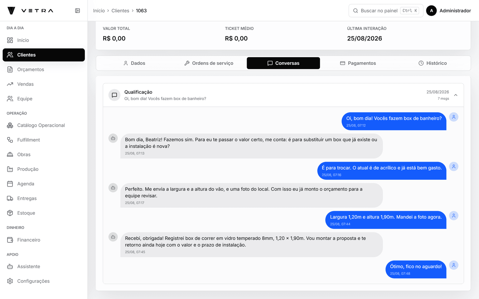 Ficha da cliente Beatriz Camargo na Vetra, aba Conversas: a conversa do WhatsApp sobre a troca do box registrada junto dos dados do cliente, das ordens de serviço, dos pagamentos e do histórico.