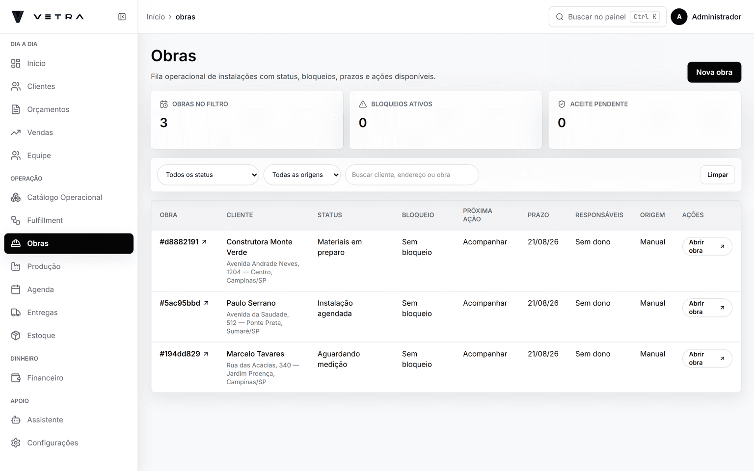Fila de obras da Vetra com três instalações: cada uma com número, cliente, endereço, situação, bloqueio, próxima ação, prazo, responsável e origem, além dos contadores de obras no filtro, bloqueios ativos e aceites pendentes.